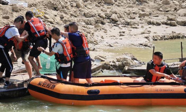 县应急办理局连系县交通运输局海事处展开防汛应抢救济练习训练