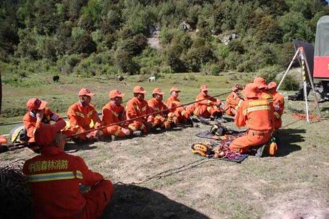 西藏林芝市丛林消防支队波密中队展开山峰救济实战化练习