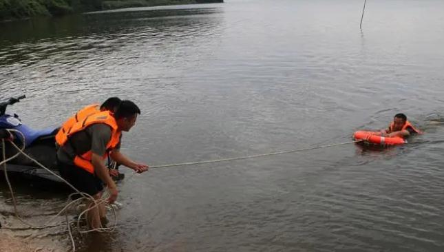 安徽省枞阳县|军地结合展开长江防汛应抢救济练习训练
