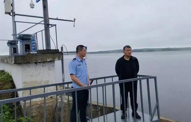 双鸭山市友情县河流总警长张锋同道深切凤岗镇查抄防汛任务
